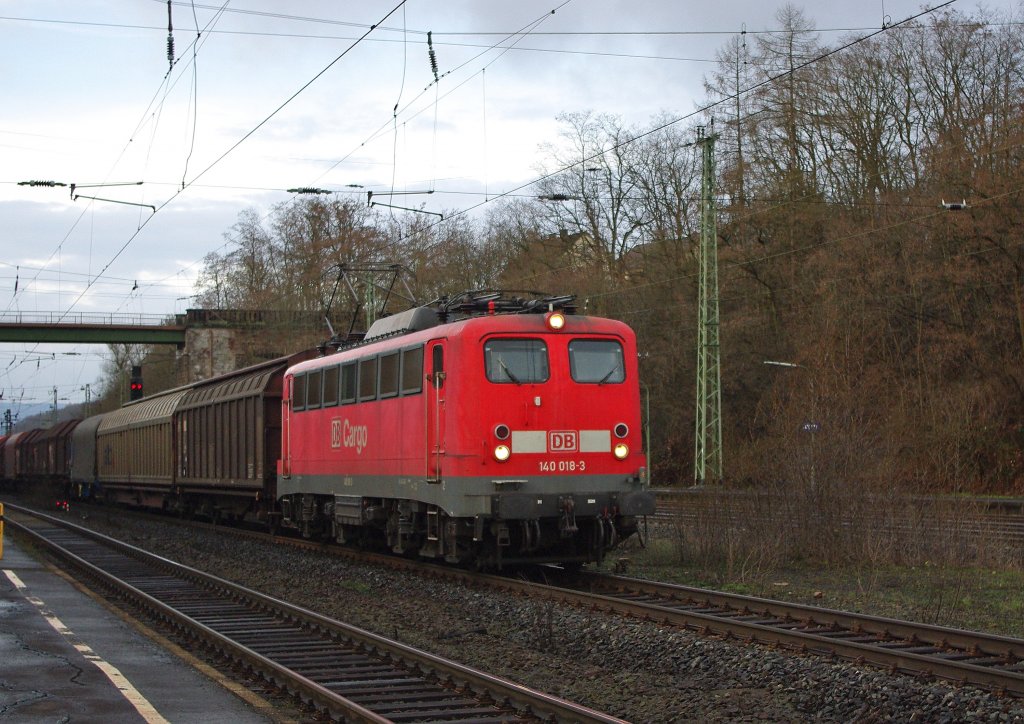 Bevor noch mehr kaputt gehen, oder Z-gestellt werden, nehm ich noch jede 140 mit. Hier 140 018-3 mit Gz in Fahrtrichtung Norden durch Eichenberg. Aufgenommen am 31.03.2010.