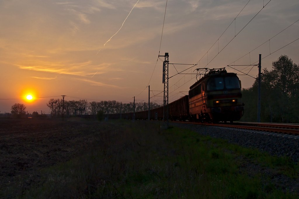 Bevor sich die Sonne verabschiedet hatte, kam die CD BR 230 054 mit diesem Kohlenganzzug Richtung Lanzhot vorbei. Breclav, am 19.04.2011.