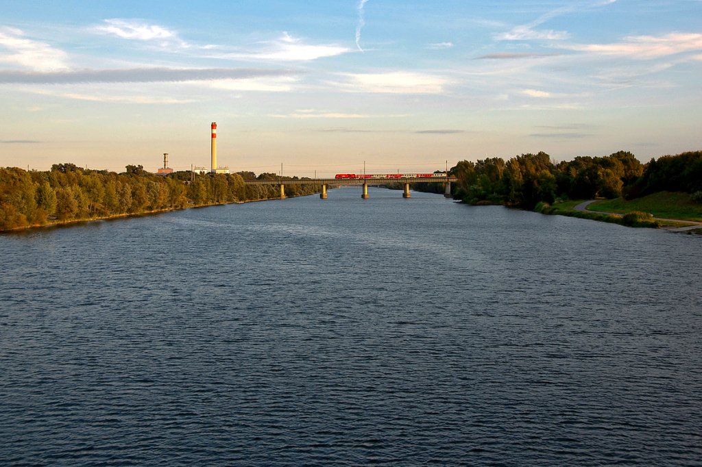 Bevor die Sonne an diesem Abend ganz verschwunden war, fuhr noch ein REX von Bratislava nach Wien S�dbahnhof (Ost). Das Foto entstand am 12.09.2011.