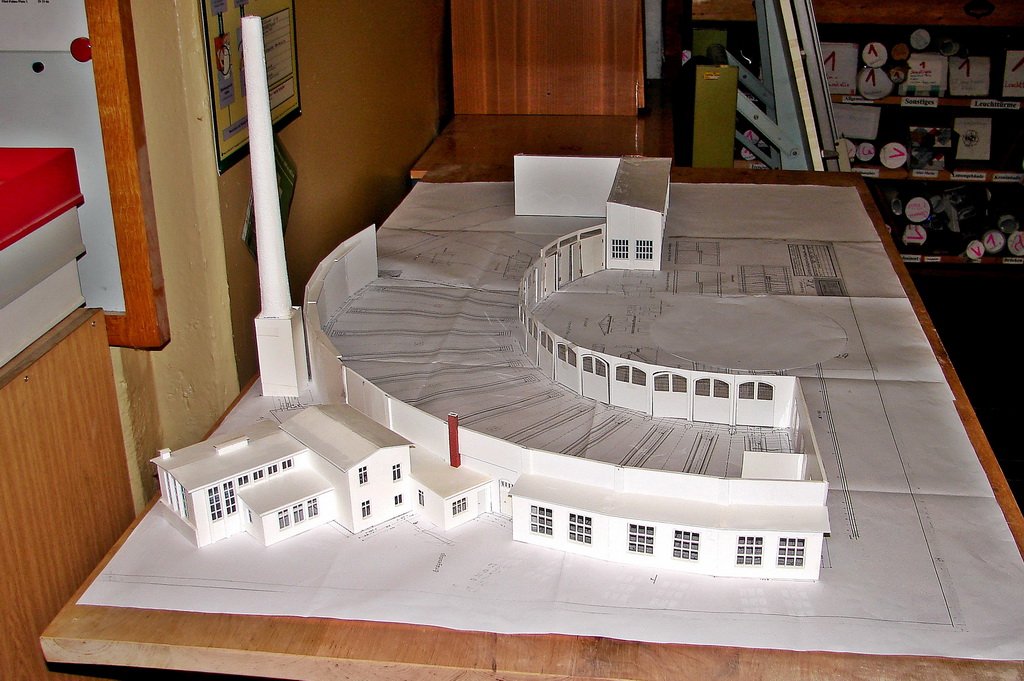 Bevor das Stralsunder BW vllig zerfllt, wollte die  BSW Freizeitgruppe Stralsunder Lokomotivfhrer  dieses in einem H0 Modell verewigen. Die Ehre (und die Arbeit ;-) ) den Lokschuppen 3 zu bauen, viel mir zu.