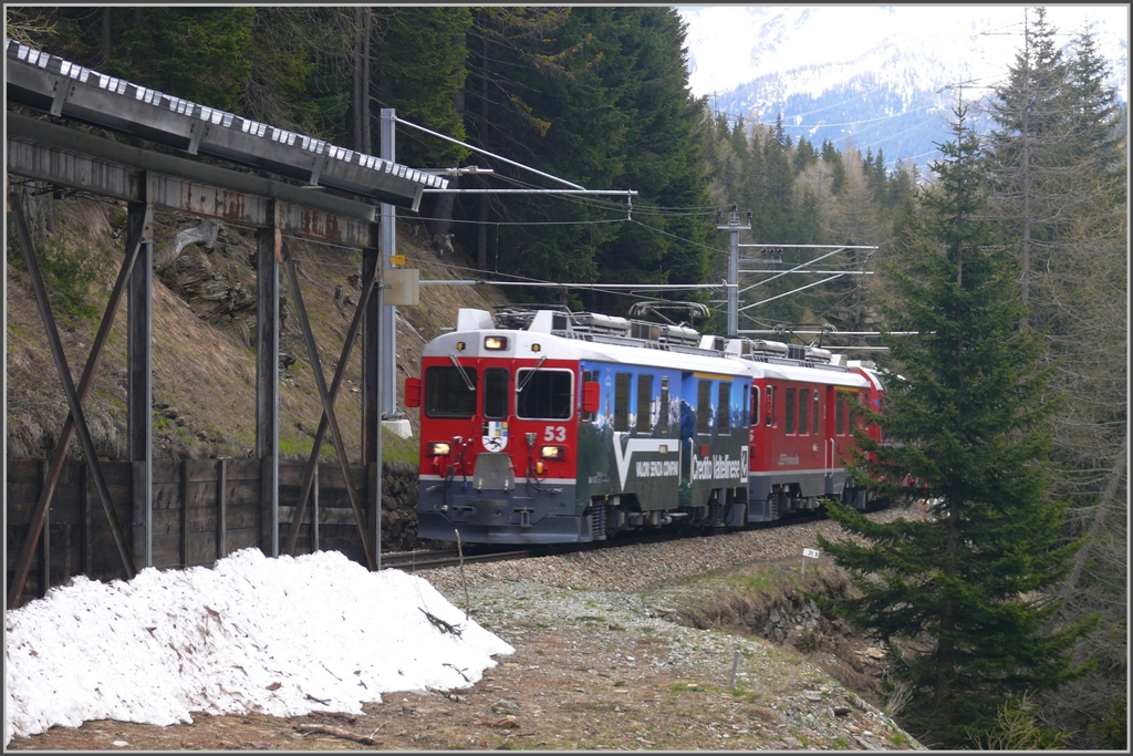 BEX 976 mit Triebwagen 53 und 55 nhert sich der Galerie vor der Brcke ber das Val da Pila. (20.05.2010)