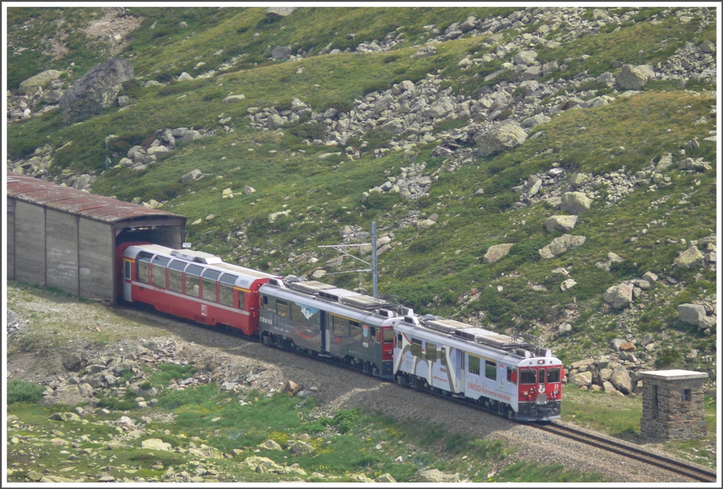 BEX951 mit ABe 4/4 III 51 und 52 verlsst die Scala-Galerie. (14.07.2010)