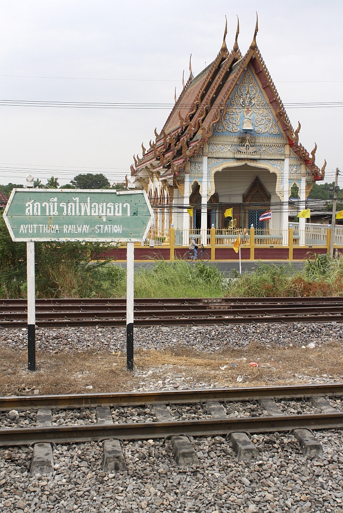 Bf. Ayutthaya am 26.Mrz 2010, Blick vom nicht benutzten Bahnsteig in Richtung des Wat Thamniyom.