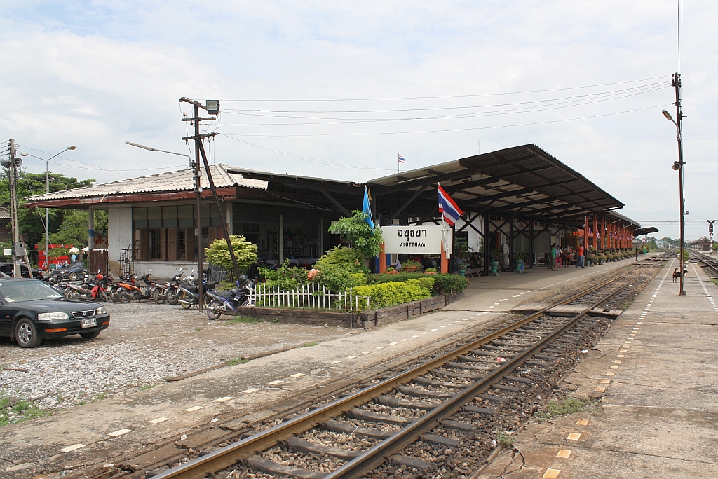 Bf. Ayutthaya, Aufnahmsgeb�ude mit Hausbahnsteig am 22.August 2010. Blickrichtung Norden.

