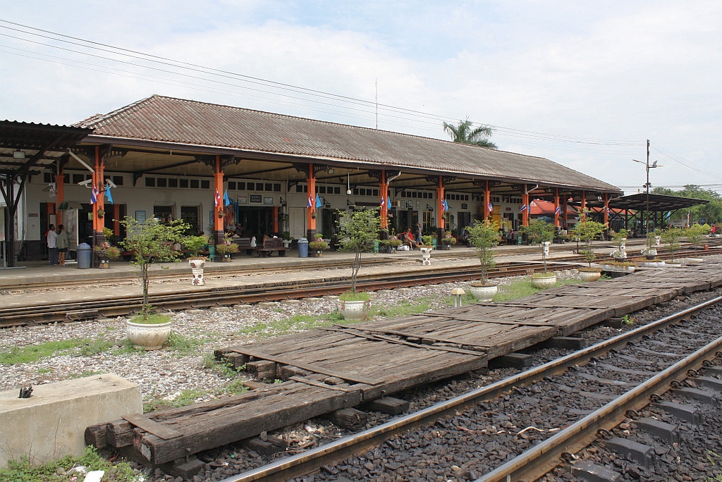 Bf. Ayutthaya, Aufnahmsgeb�ude mit Hausbahnsteig am 22.August 2010.