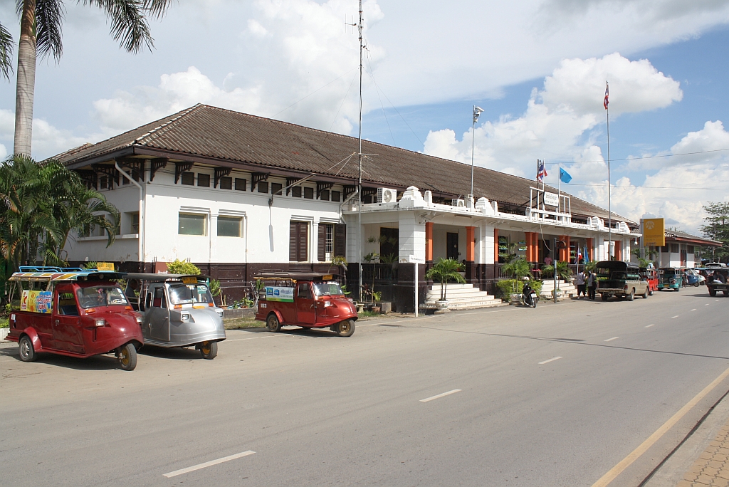 Bf. Ayutthaya, strassenseitige Ansicht des Aufnahmsgeb�ude am 22.August 2010.