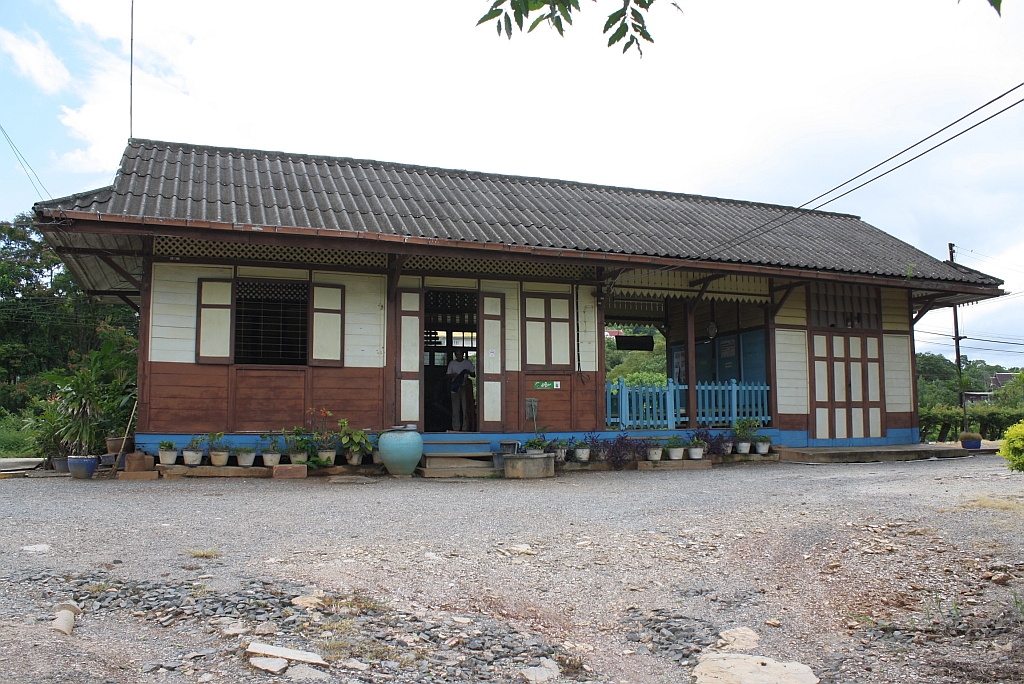 Bf. Ban Dai Mah, vom Bahnhofsvorplatz aus gesehen, am 12.Juni 2011.
