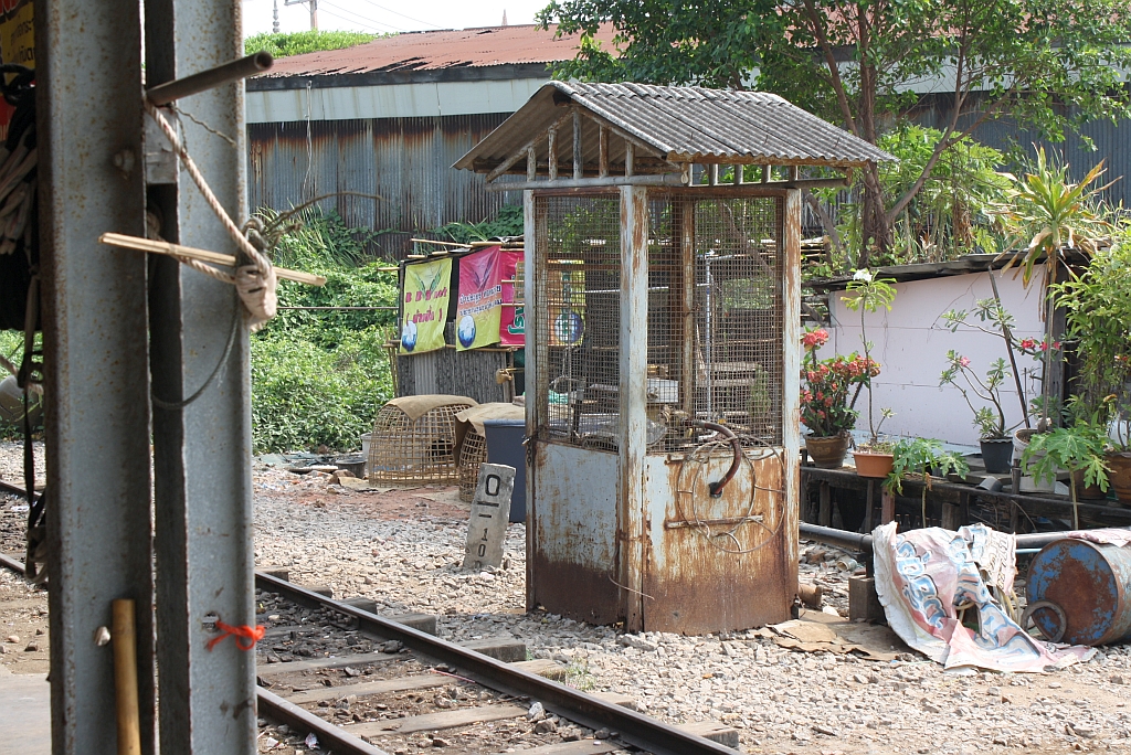 Bf. Ban Laem: die Tankstelle fr die Triebwagen befindet sich direkt am Bahnsteiggleis, der dazugehrige Hochtank befindet sich ca. 30m entfernt, 27.Mrz 2010.