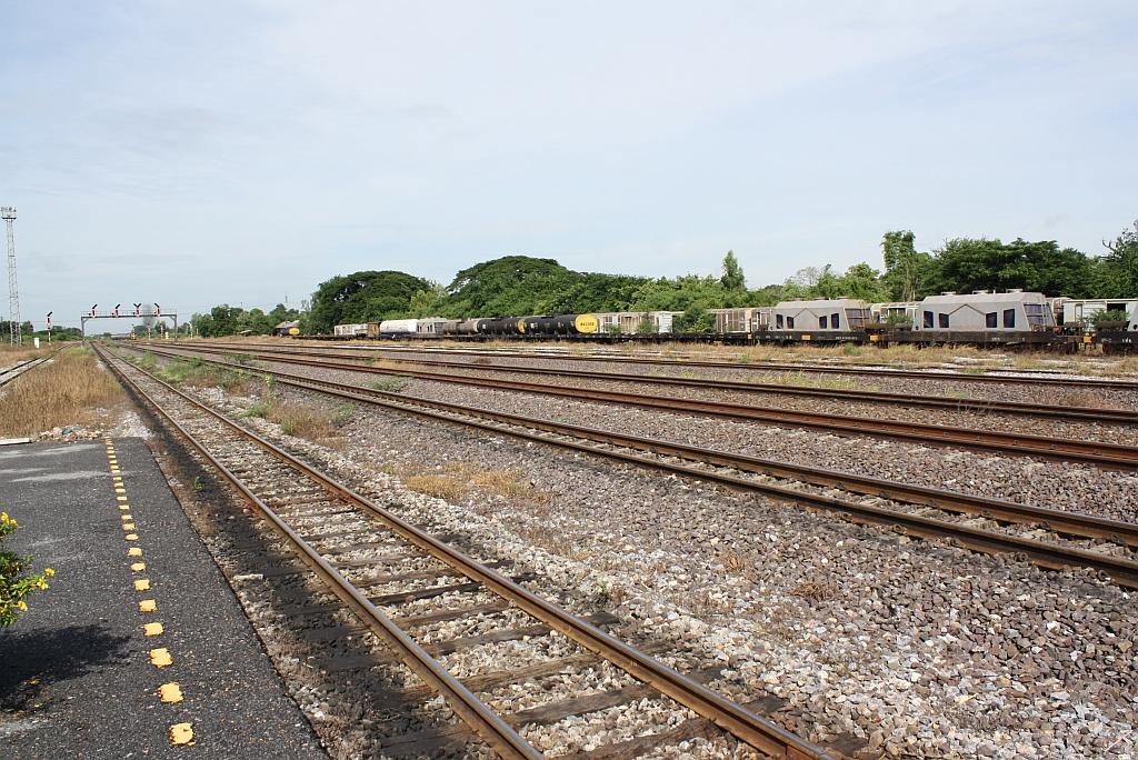 Bf. Ban Phachi am 22.August 2010, Blick vom Bahnsteigende in Richtung Bangkok.