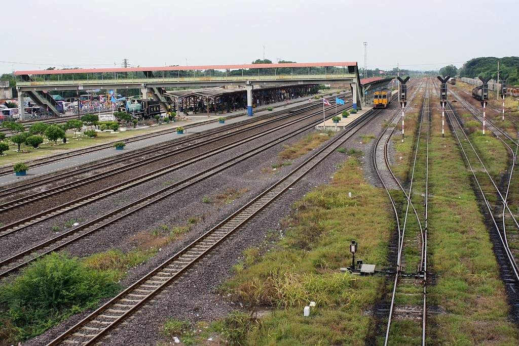 Bf. Ban Phachi am 24.August 2010, Blick vom bergangssteg in Richtung Bangkok.