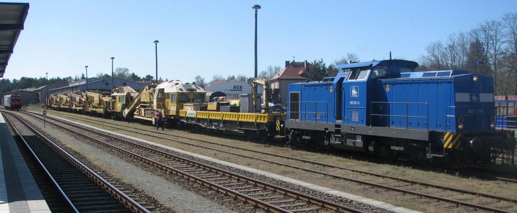 Bf Basdorf, 14.04.07, die 293 der Press wird den Gleisbauzug an die SBB-Cargo-Lok rangieren, sich dann an die Spitze setzen und alles nach Berlin unter den Fahrdraht ziehen