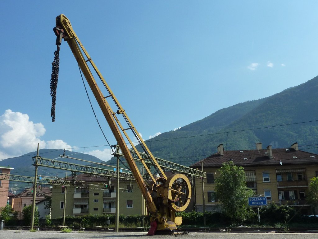 Bf. Bolzano/Bozen, ein fast antiker aber noch betriebsf�higer Verladekran auf der Rampe am G�terschuppen.