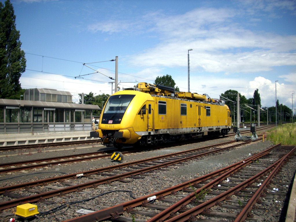Bf. Borsdorf, TVT 711 103-2 wartet auf seinen Einsatz, am 24.06.2011 