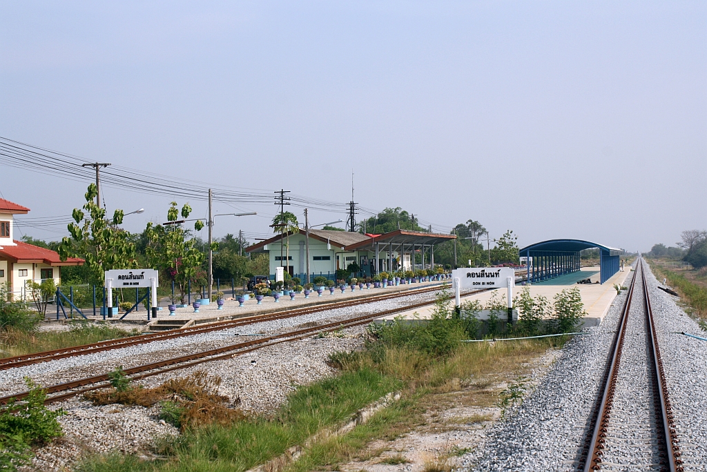 Bf. Don Si Non, Blickrichtung Sattahip Port, mit dem durch den zweigleisigen Ausbau neu errichtetem Bahnsteig und Gleis im Bild rechts. Bild vom 15.Mai 2012. 

