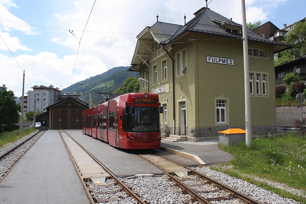 Bf. Fulpmes der Stubaitalbahn am 22.Mai 2011 mit dem Triebwagen 354 nach Innsbruck.