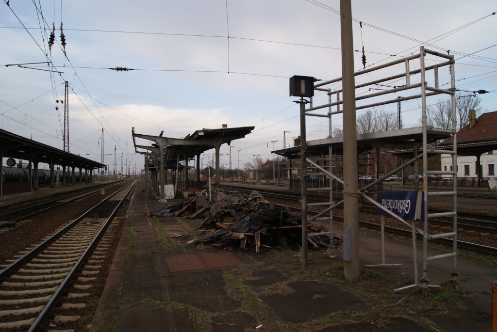 Bf Grokorbetha ,Bahnsteigsdachmodernisierung am Bahnsteig 6/7,zu beachten das Stationschild welches hoffentlich nicht die Zukunft des Bahnhofes weist. am 09.11.2010