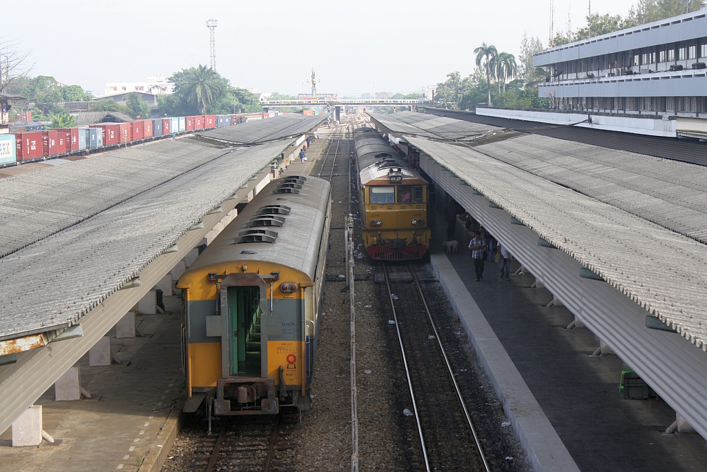 Bf. Hat Yai Junction am Morgen des 28.Oktober 2010. Auf Gleis 3 steht die AHK 4216 (Co'Co', de, Krupp, Bj.1980, Fab.Nr. K-5482) abfahrbereit mit einem ORD Richtung Süden.