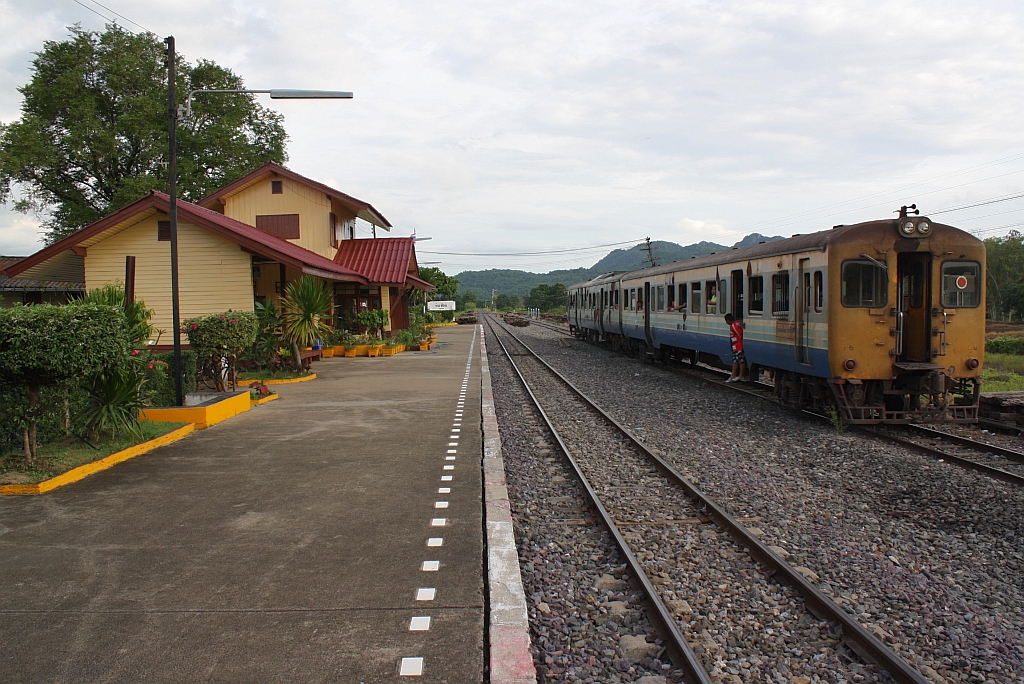 Bf. Hin Son, Blickrichtung Kaeng Khoi Jn., mit den, auf die Kreuzung mit dem ORD 437 wartenden, กซข.1024 und พซข.16 als ORD 434 am 18.Juni 2011.