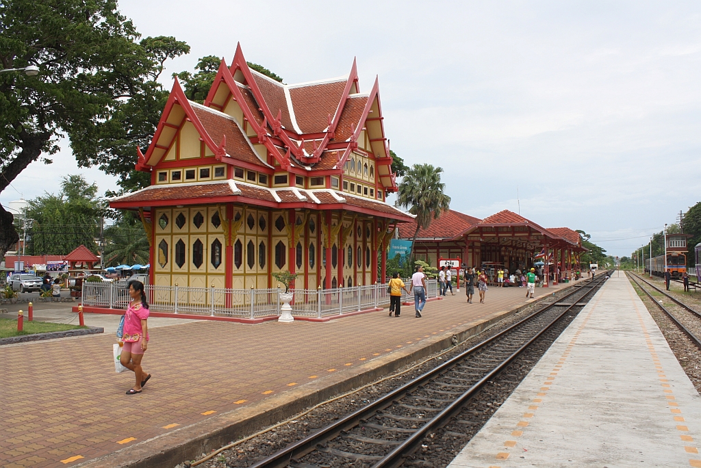 Bf. Hua Hin, Blickrichtung Ban Thung Pho Junction, mit dem kniglichem Pavillon im Vordergrund am 03.Juni 2012. 

