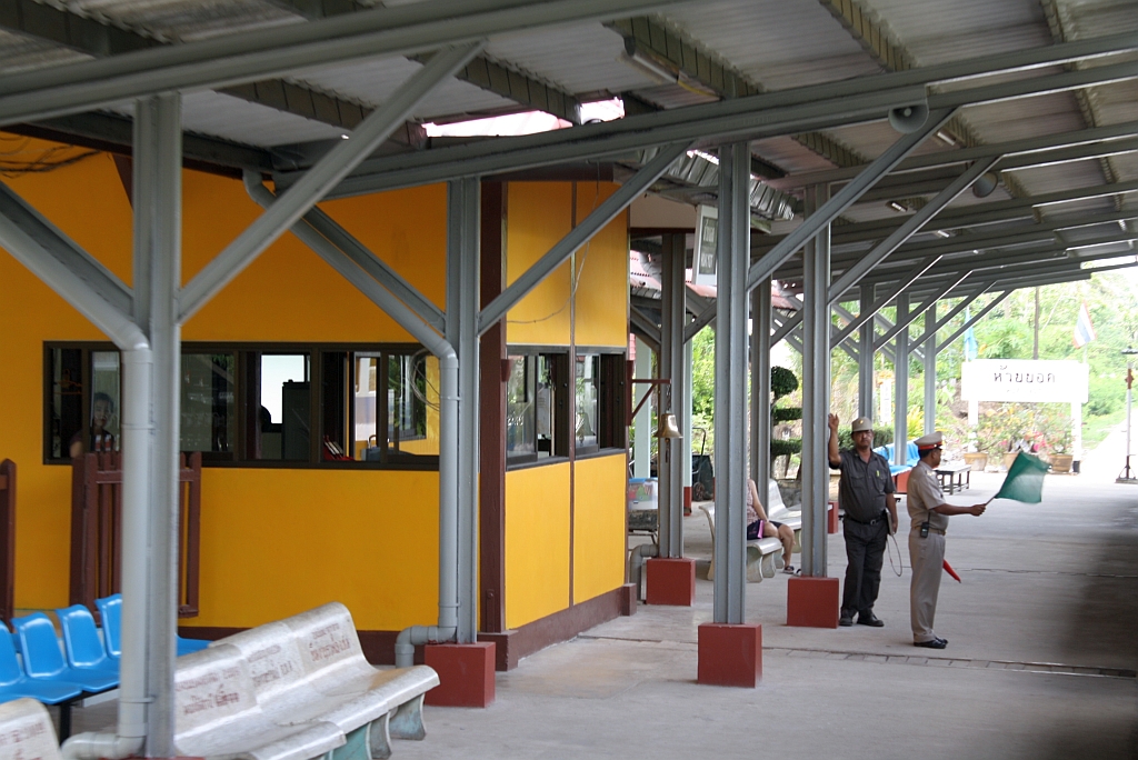 Bf. Huai Yot am 25.Oktober 2010, ein anspruchsloser Zweckbau der fr die 2 Zge je Richtung und Tag vollkomment ausreicht.