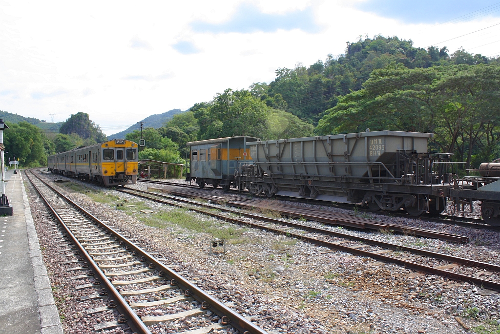 Bf. Kaeng Luang am 08.Jnner 2011, der THN 1132 wartet als ORD 407 auf die Kreuzung mit dem RAP 102.