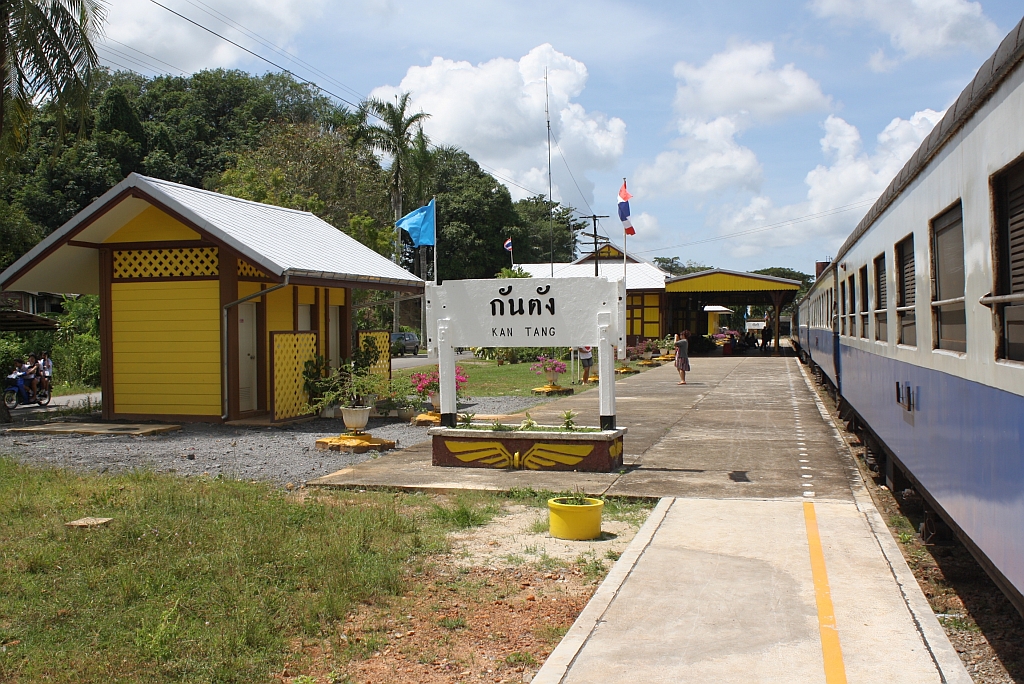 Bf. Kantang am 25.Oktober 2010, im Bild rechts der abfahrbereite RAP 168 (Kantang - Bangkok).