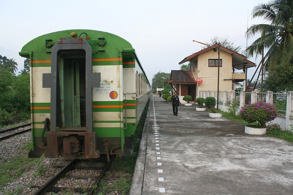 Bf. Khiri Ratthanikom, Blickrichtung Ban Thung Pho Jn., am 07.J�nner 2013. Links der Wagensatz des soeben angekommenen MIX 489 welcher hier wendet und am n�chsten Morgen als MIX 490 nach Surat Thani zur�ck f�hrt. Das Zugspaar MIX 489/490 sind die einzigen Z�ge welche auf dieser Strecke verkehren.

