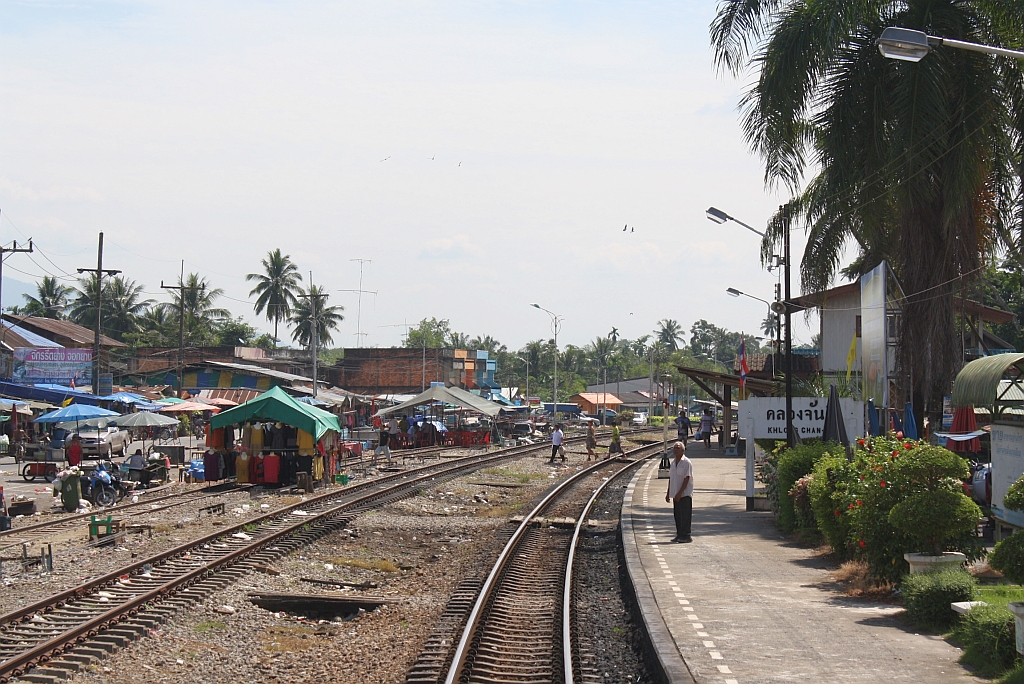 Bf. Khlong Chan-Di, Blickrichtung Thung Song Jn., am 07.Jnner 2013. 

