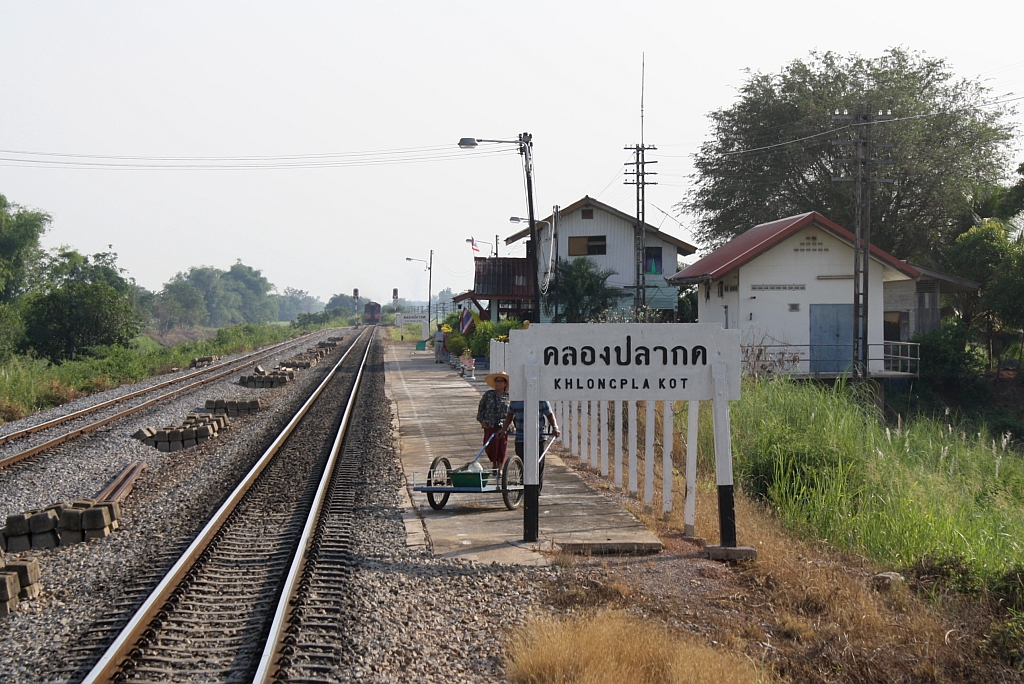Bf. Khlong Pla Kot, Blickrichtung Bangkok, am 13.Mrz 2012. 

