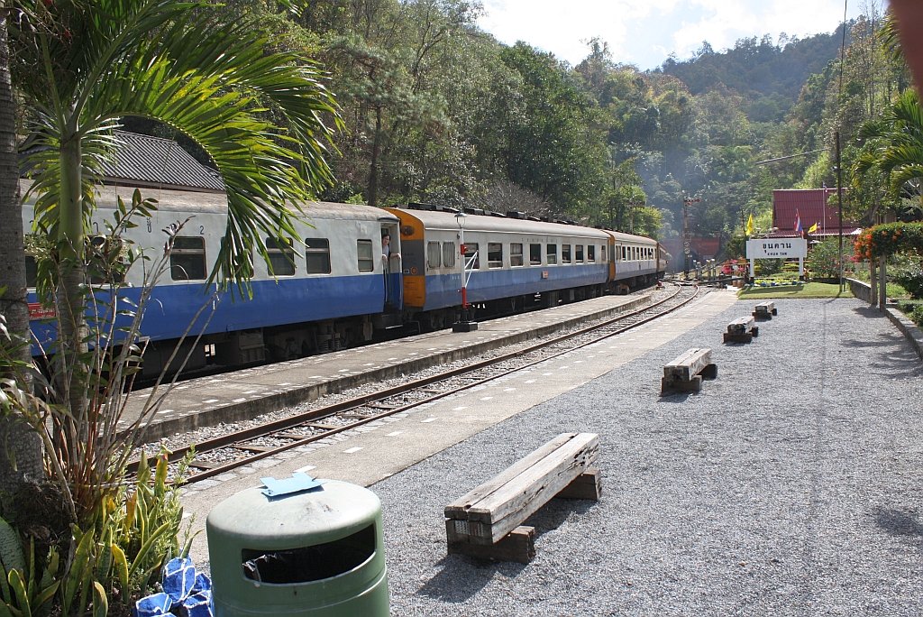 Bf. Khun Tan am 09.Jn.2010. Wenn die Bnke nicht als innovatieves Recycling gelten. Im Hintergrund das Nordportal des Khun Tan-Tunnel. Dieser Tunnel ist mit 1362,10 m der lngste Thailands und wurde unter der Leitung der deutschen Ingenieure Eisenhofer und Goette ab 1912 erbaut. Als Emil Eisenhofer 1962 hochbetagt starb, wurde er dort beigesetzt. Das Grab wird auch heute noch gepflegt. 