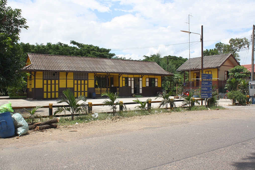 Bf. Klong Phai, vom Bahnhofsvorplatz aus gesehen, am 12.Juni 2011.