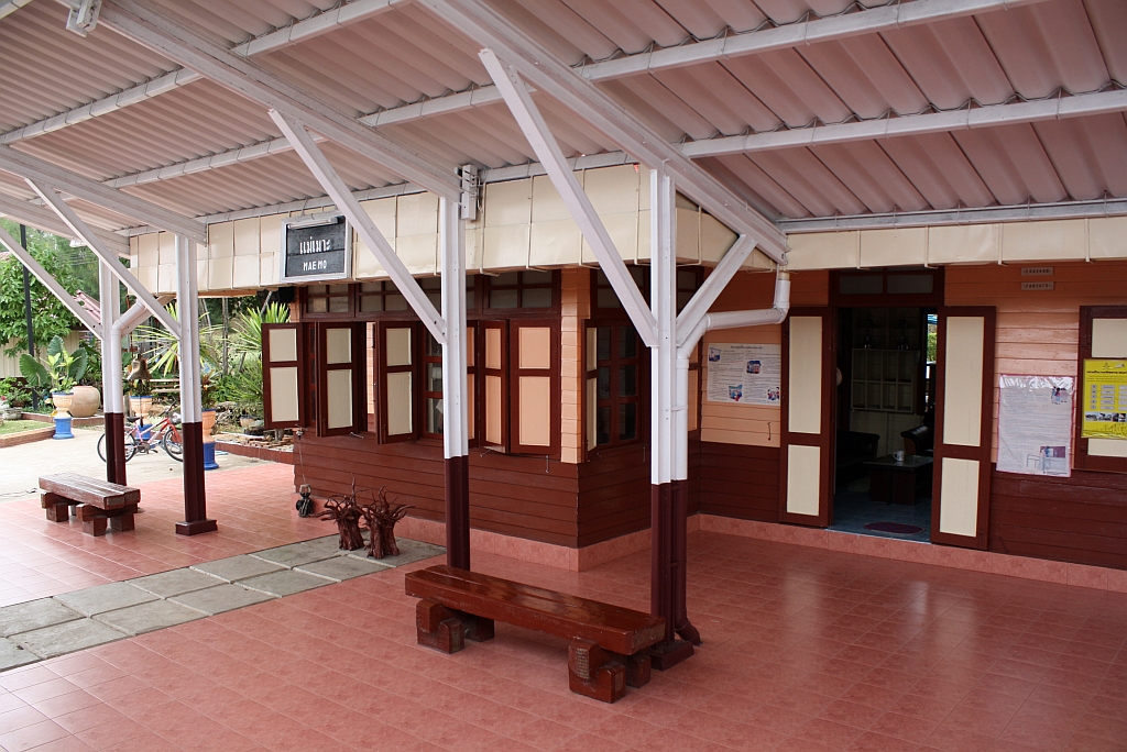 Bf. Mae Mo am 10.J�nner 2011. Der rechteckige Vorbau ist das Stellwerk und im Schacht unter den Betonplatten befinden sich die Seilz�ge der Signalanlagen.