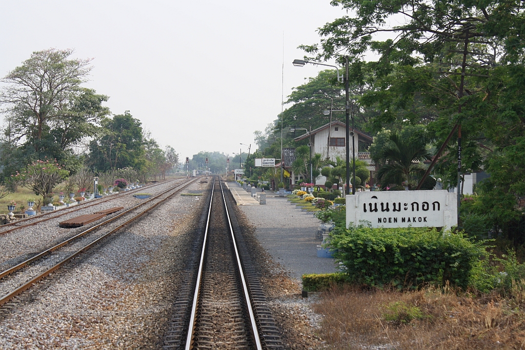 Bf. Noen Makok, Blickrichtung Bangkok, am 13.M�rz 2012. 

