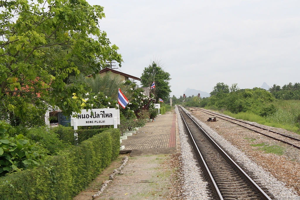 Bf. Nong Pla Lai, Blickrichtung Bangkok, am 03.Juni 2012. 

