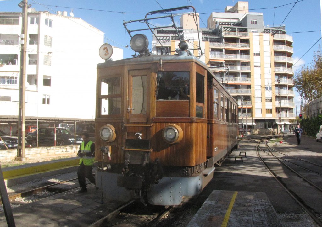 Bf Palma ,Triebwagen Nummer 3 wird ans andere Ende des Zuges umgesetzt.aufgenomen am 09.11.2009