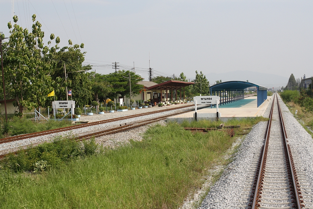Bf. Phan Thong, Blickrichtung Sattahip Port, mit dem durch den zweigleisigen Ausbau neu errichtetem Bahnsteig und Gleis im Bild rechts. Bild vom 15.Mai 2012. 

