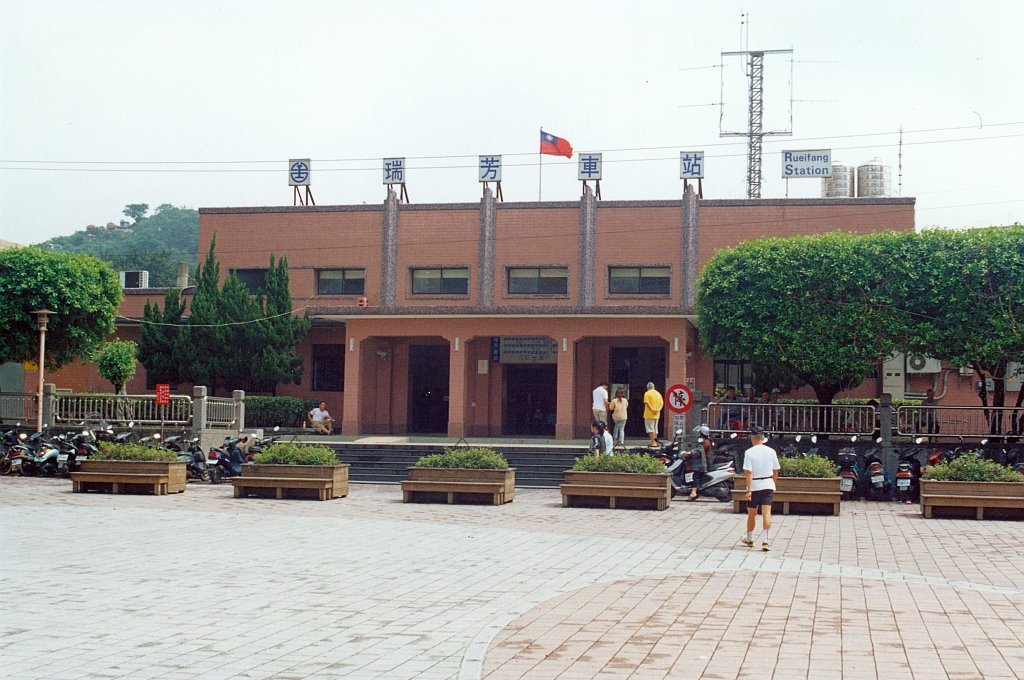 Bf. Rueifang vom Vorplatz aus gesehen. 21.Mai 2005.