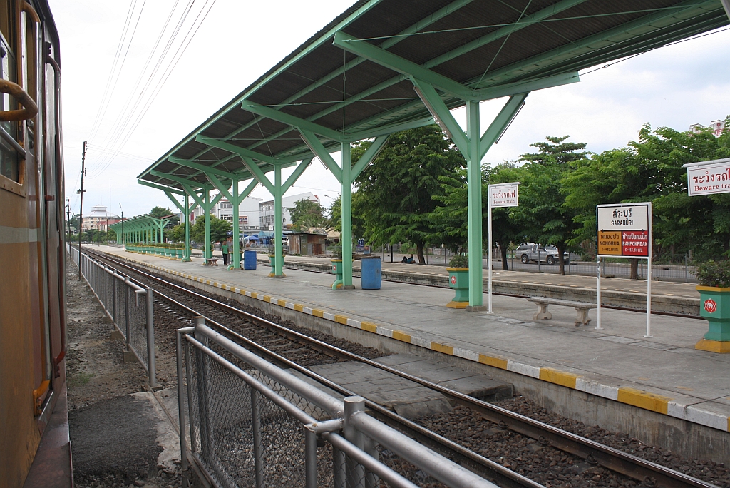 Bf. Saraburi, Blickrichtung Kaeng Khoi Junction, am 11.Juni 2011. 
