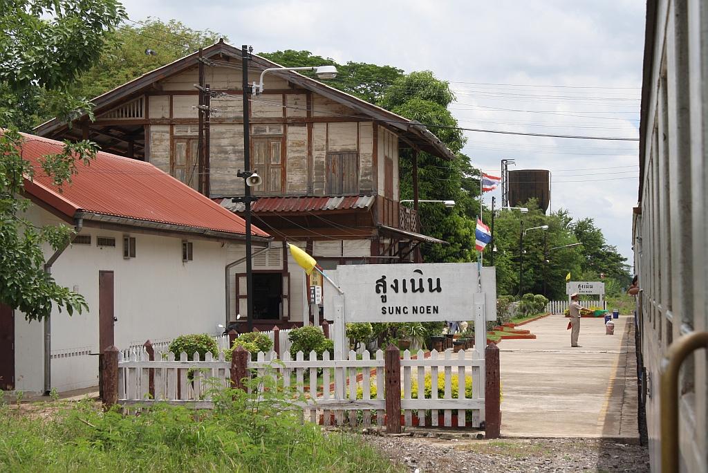 Bf. Sung Noen, Blickrichtung Bangkok, am 13.Juni 2011. 

