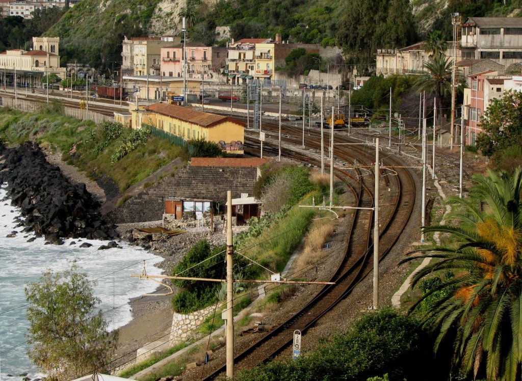 Bf Taormina-Giardini, 23.03.07, Blick von Norden auf das Gleisfeld von der Einfahrtweiche bis zum Empfangsgebude