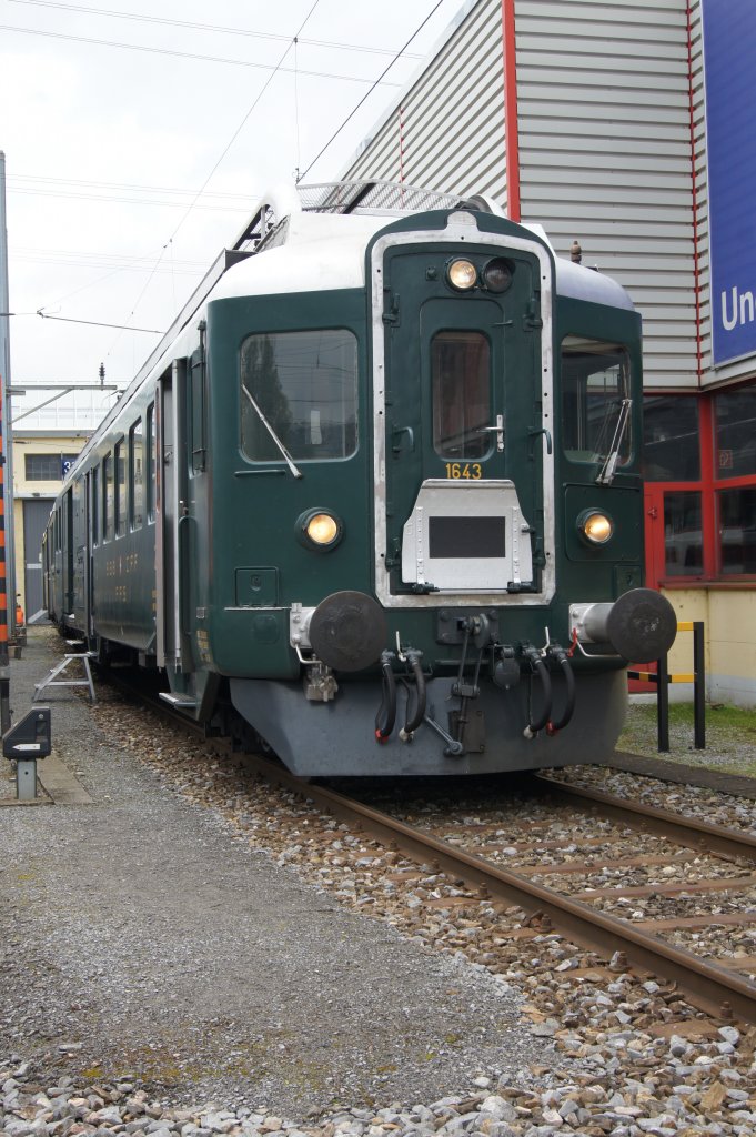 Bfe 4/4 wurde Anlsslich der 150 Jahre Jura Feier nach Biel berfhrt in eigenfahrt. Der Zug ist auch unter dem Namen   Wyylnderli  bekannt und fuhr als letztes in den 90er Jahren noch die Strecke Zurzach - Baden.