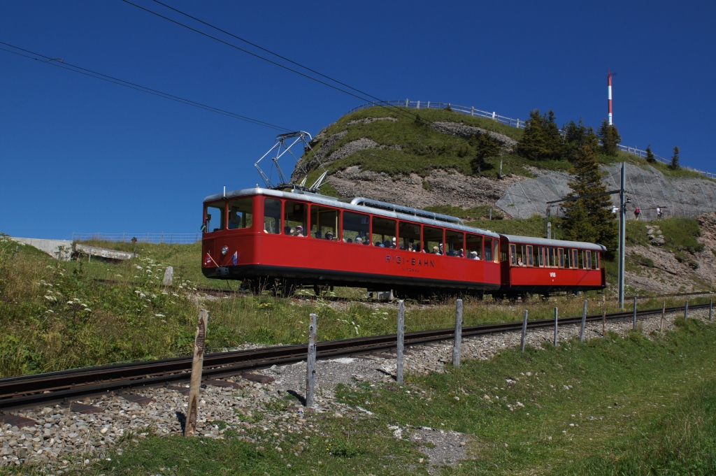 Bhe 2/4 1 und B 16 befinden sich am 17.8.12 unterhalb von Rigi Kulm.