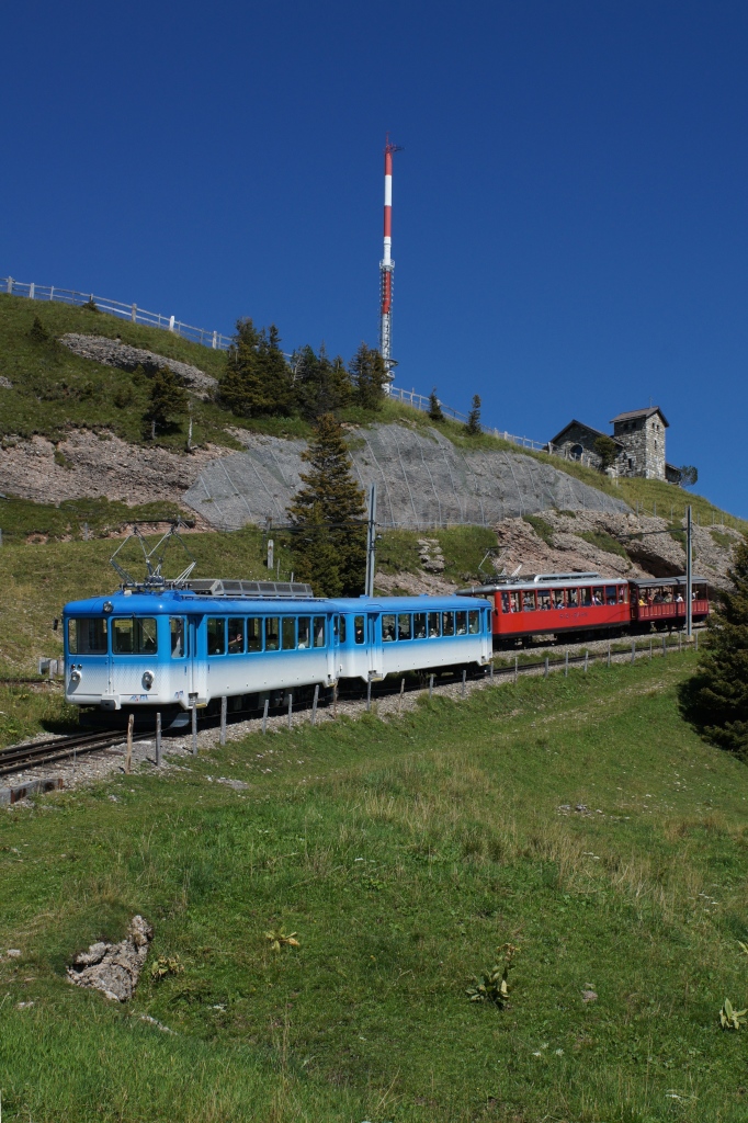 Bhe 2/4 14 und Bt 24 bewltigen am 17.8.12 die letzten Meter hinauf nach Rigi Kulm.