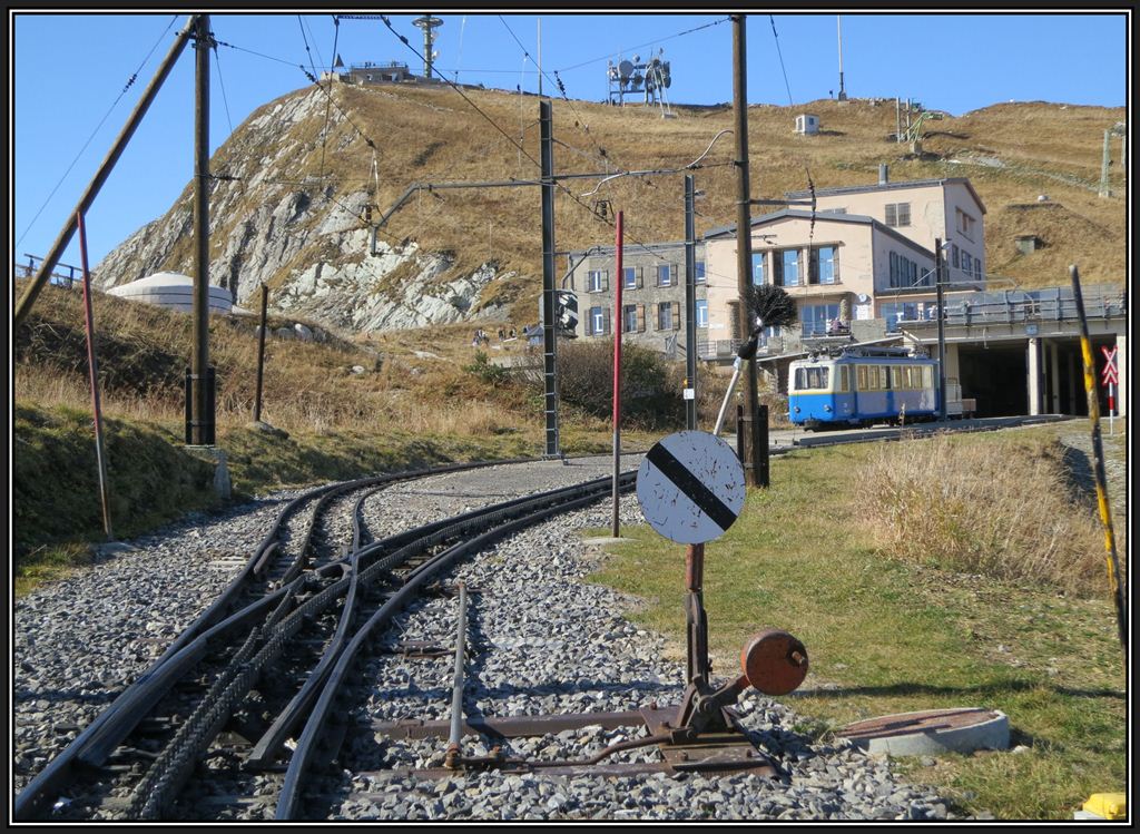Bhe 2/4 204 in der Station Rochers-de-Naye auf 2041m /M. (24.10.2012)