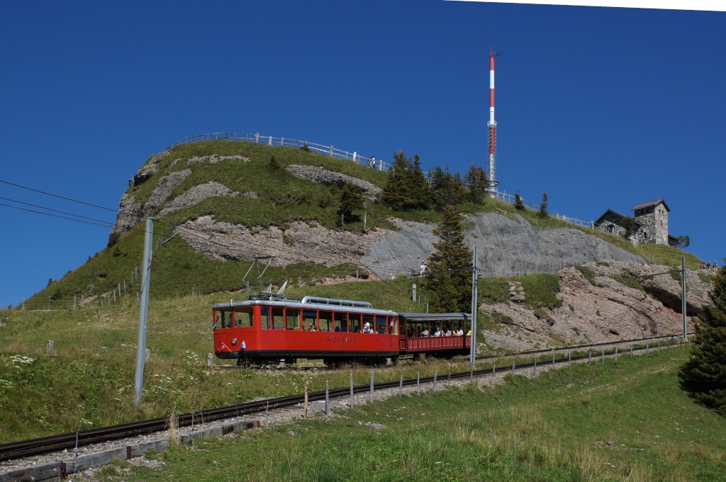 Bhe 2/4 3 befindet sich am 17.8.12 unterhalb von Rigi Kulm.