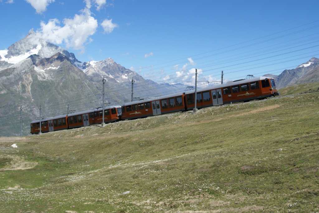 Bhe 4/6 3083 und Bhe 4/6 3081 fahren am 20.7.10 bei Rotenboden talwrts.