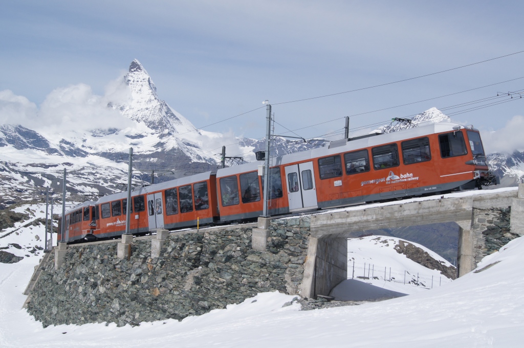 Bhe 4/6 3084 und Bhe 4/6 3082 erreichen am 12.6.11 die Bergstation Gornergrat.