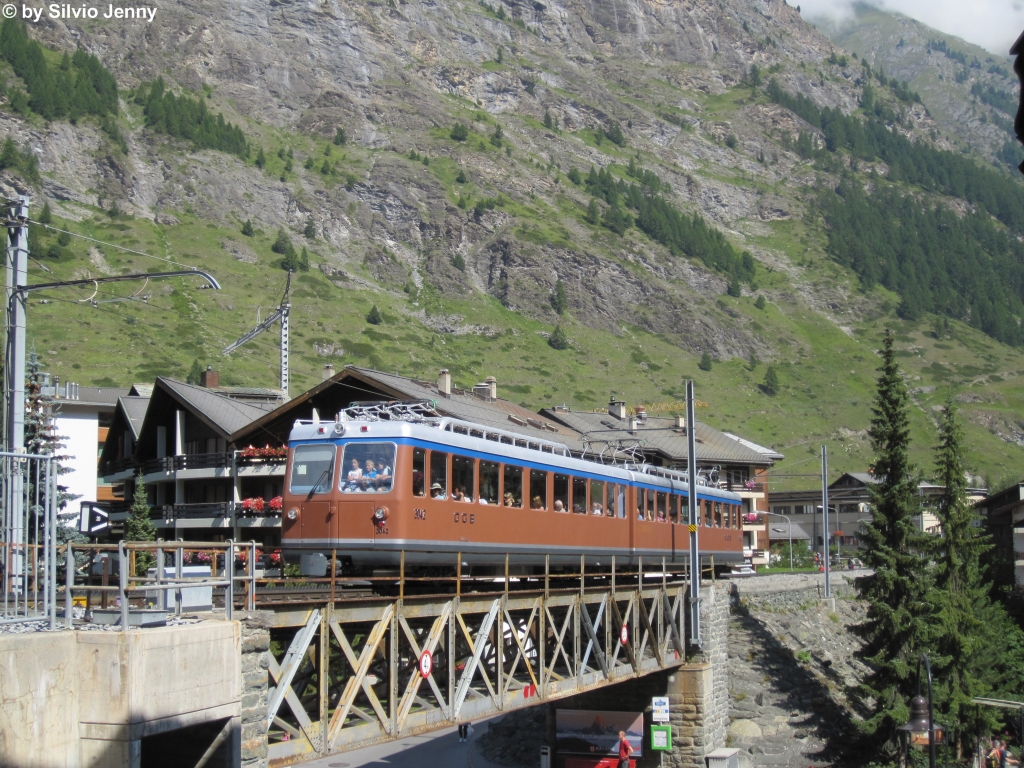 Bhe 4/8 3042 verlsst am 3.8.2012 als Entlastungszug Zermatt in Richtung Gornergrat wofr er 1485 Hhenmeter erklimmen muss.