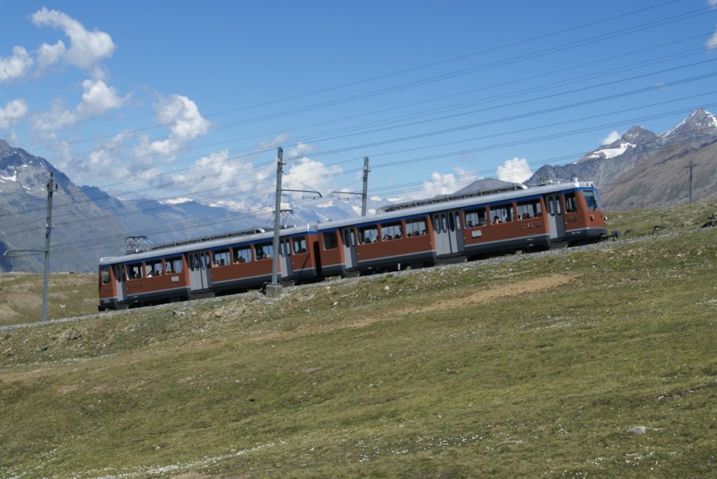 Bhe 4/8 3043 fhrt am 20.7.10 bei Rotenboden talwrts.

