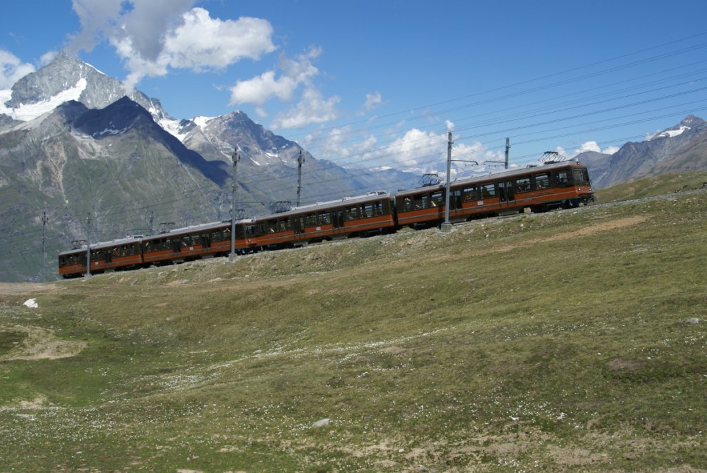 Bhe 4/8 3052 und Bhe 4/8 3051 befinden sich am 20.7.10 unterhalb von Rotenboden.